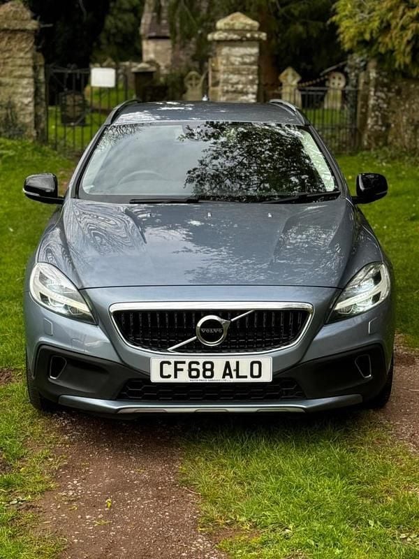 Used Volvo V40 Pro 152 HP (111 kW) 2018 Blue Hatchback