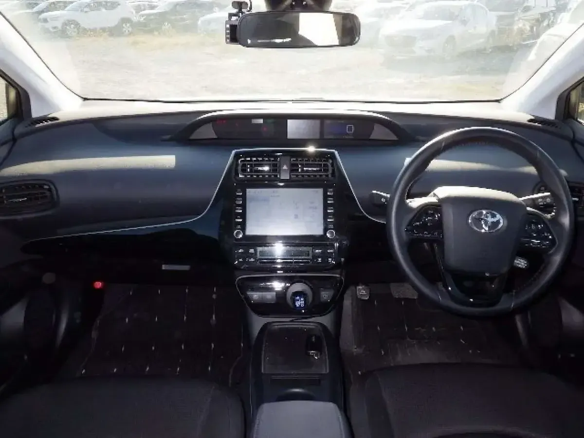 Used Toyota Prius Active 122 HP (89 kW) 2022 White Hatchback