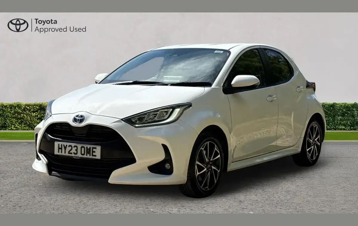 Used Toyota Yaris Design 113 HP (83 kW) 2023 White Hatchback