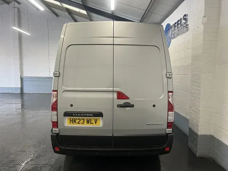 Used Renault Master Business 135 HP (99 kW) 2023 Grey MPV