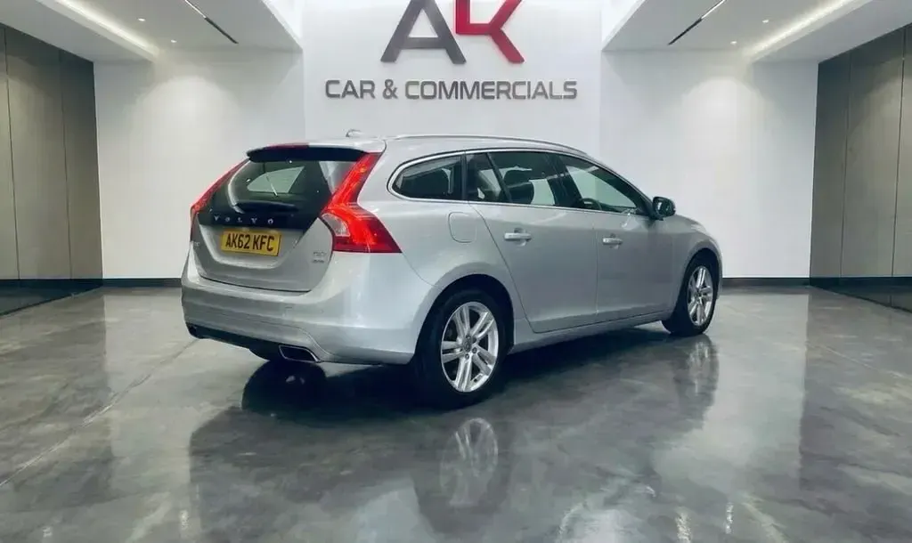 Używany Volvo V60 SE Lux 215 KM (158 kW) 2012 Srebrny Kombi