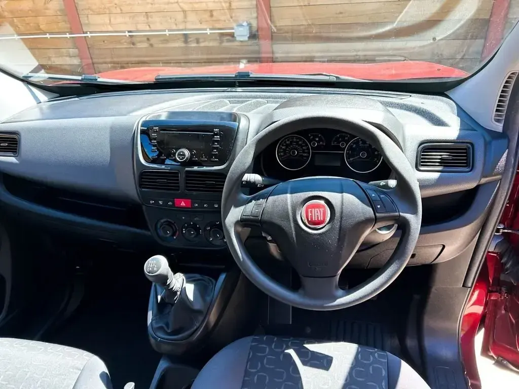 Used Fiat Doblò Easy 95 HP (69 kW) 2018 Red MPV