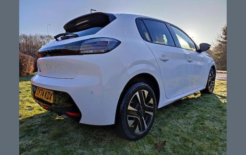 Used Peugeot 208 Allure 101 HP (74 kW) 2025 White Hatchback