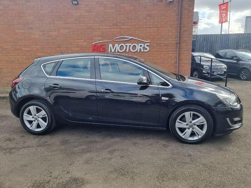 Used Vauxhall Astra SRi 165 HP (121 kW) 2015 Black Hatchback