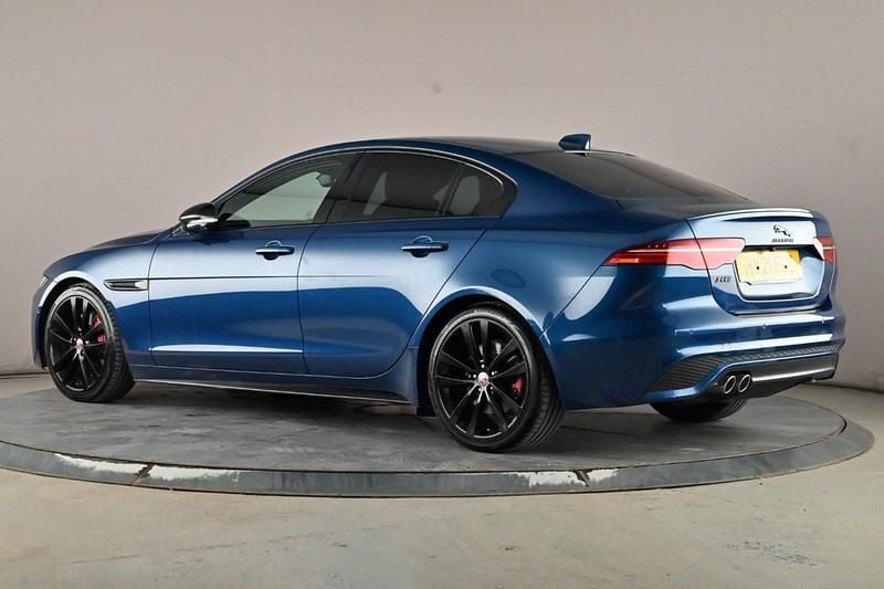 Begagnad Jaguar XE R-Dynamic 204 HK (150 kW) 2021 Blå Sedan