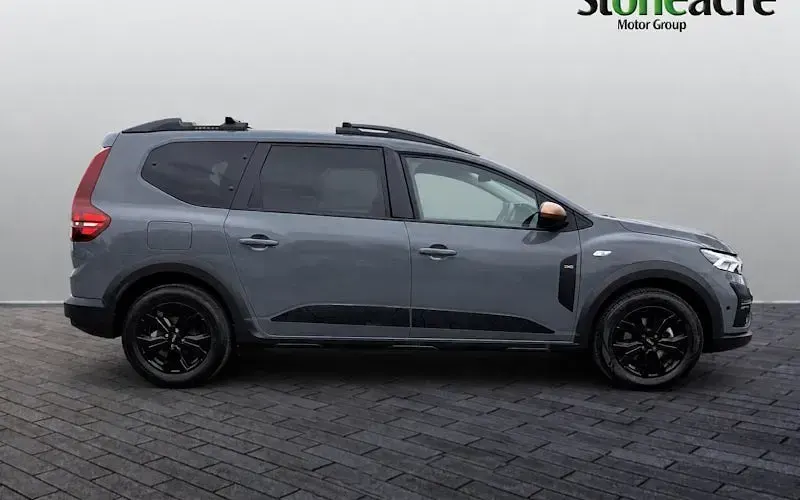Used Dacia Jogger Extreme 141 HP (103 kW) 2024 Grey MPV