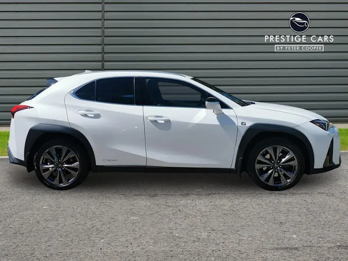 Used Lexus UX E-FOUR 184 HP (135 kW) 2021 White SUV