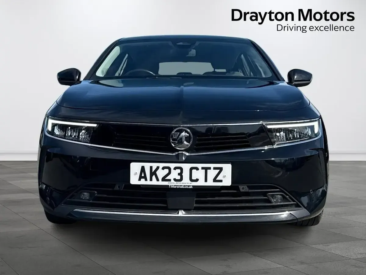 Begagnad Vauxhall Astra Design Edition 110 HK (80 kW) 2023 Svart Halvkombi