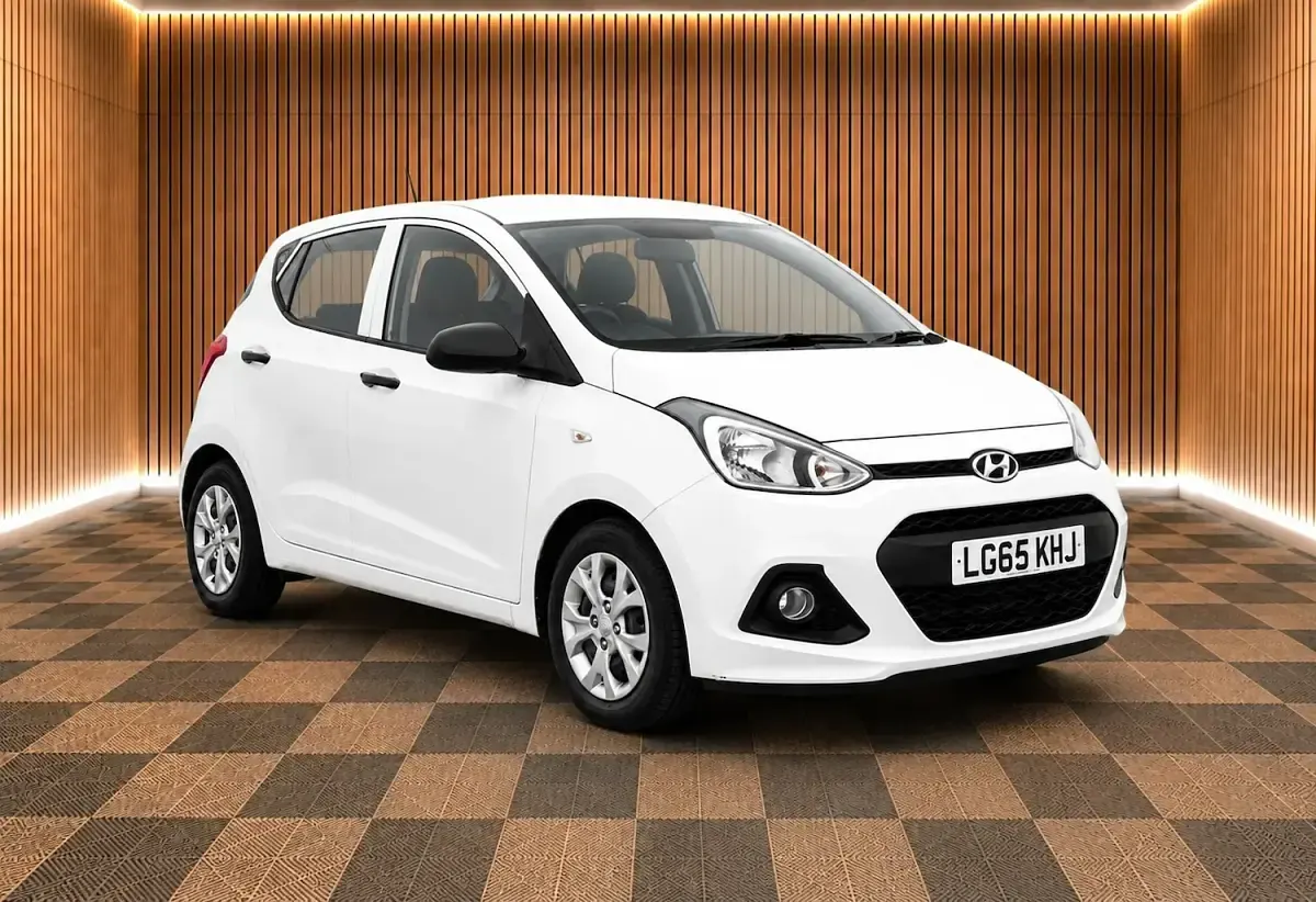 Used Hyundai i10 66 HP (48 kW) 2015 White Hatchback