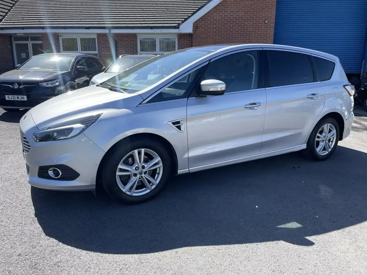 Usado Ford S-MAX Titanium 150 HP (110 kW) 2015 Prateado Monovolume