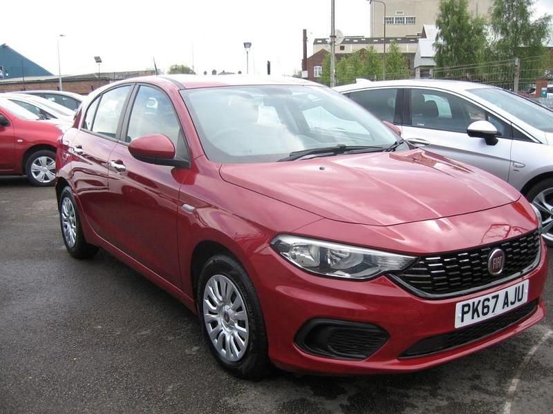 Used Fiat Tipo Easy 95 HP (69 kW) 2017 Red Hatchback