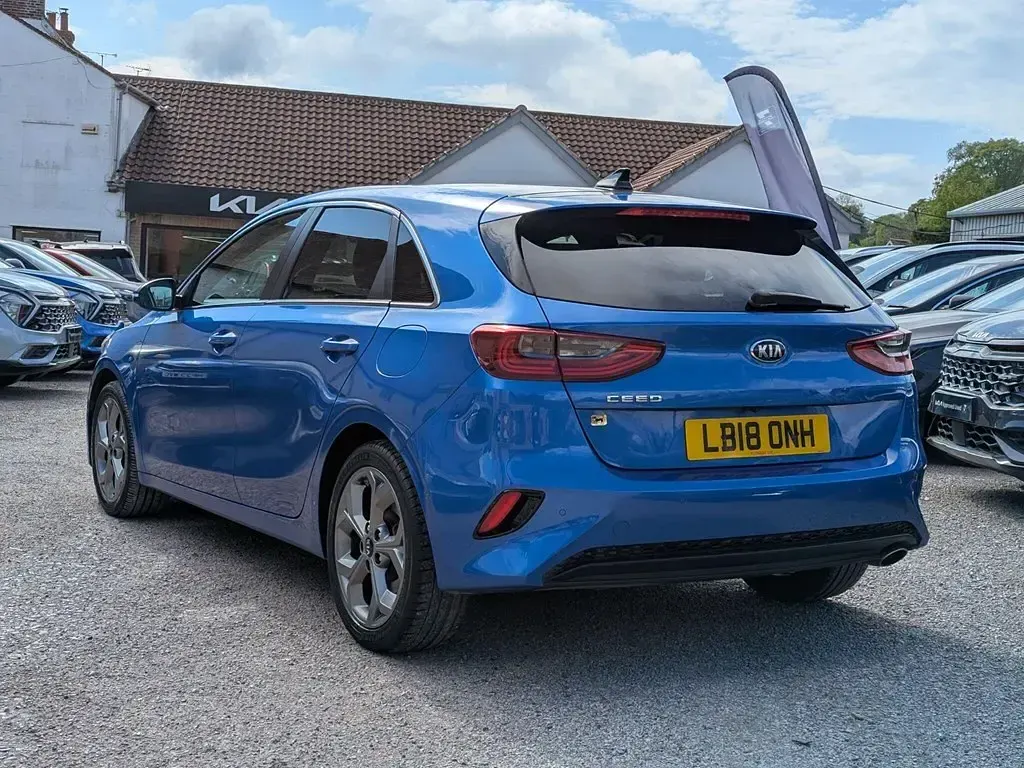 Usado Kia Ceed First Edition 138 HP (101 kW) 2018 Azul Citadino