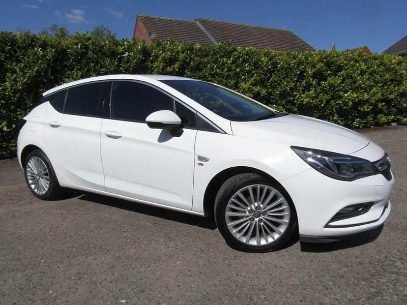Second-hand Vauxhall Astra Elite 2016 Alb Hatchback