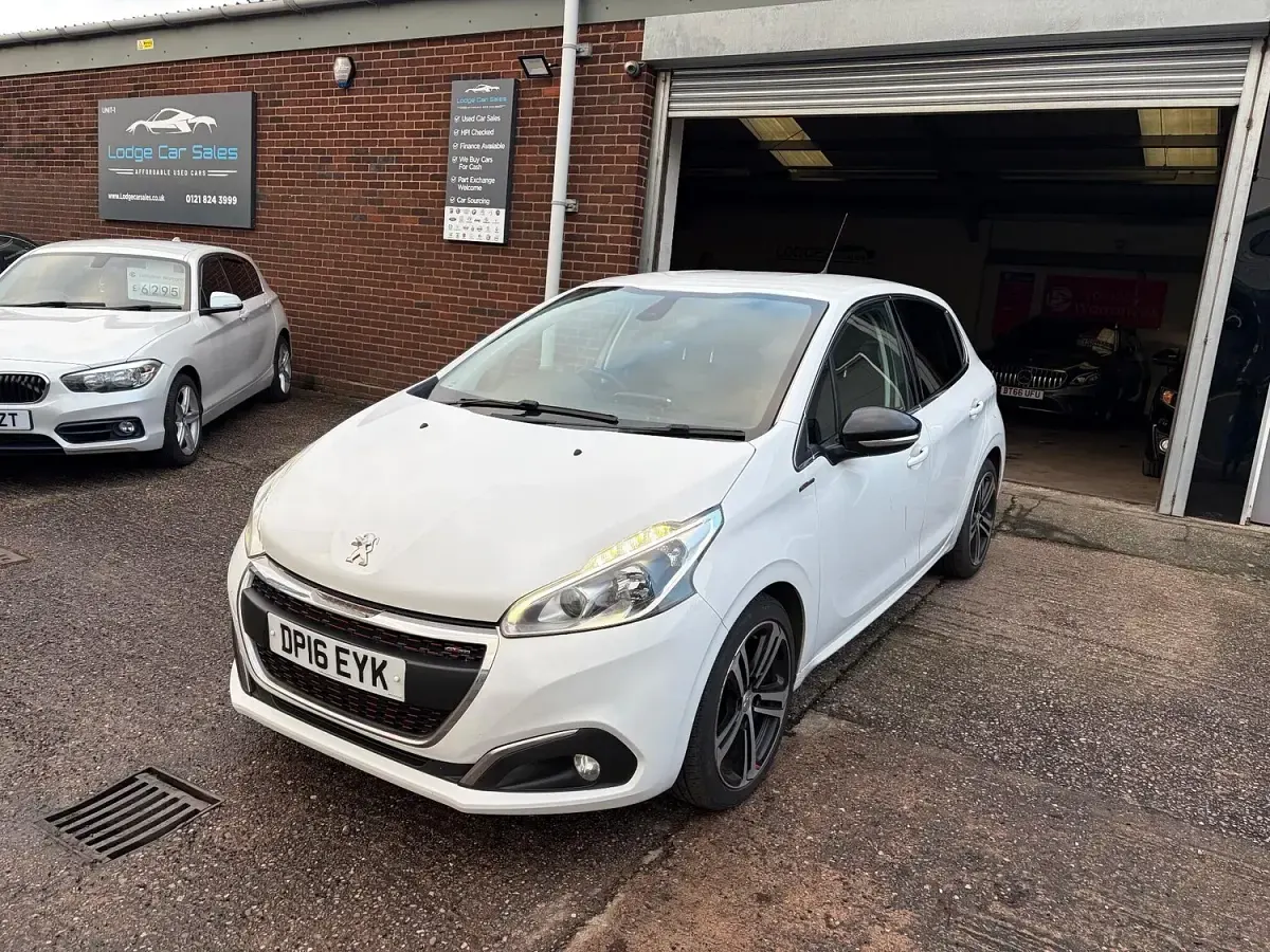 Used Peugeot 208 GT-line 110 HP (80 kW) 2016 White Hatchback