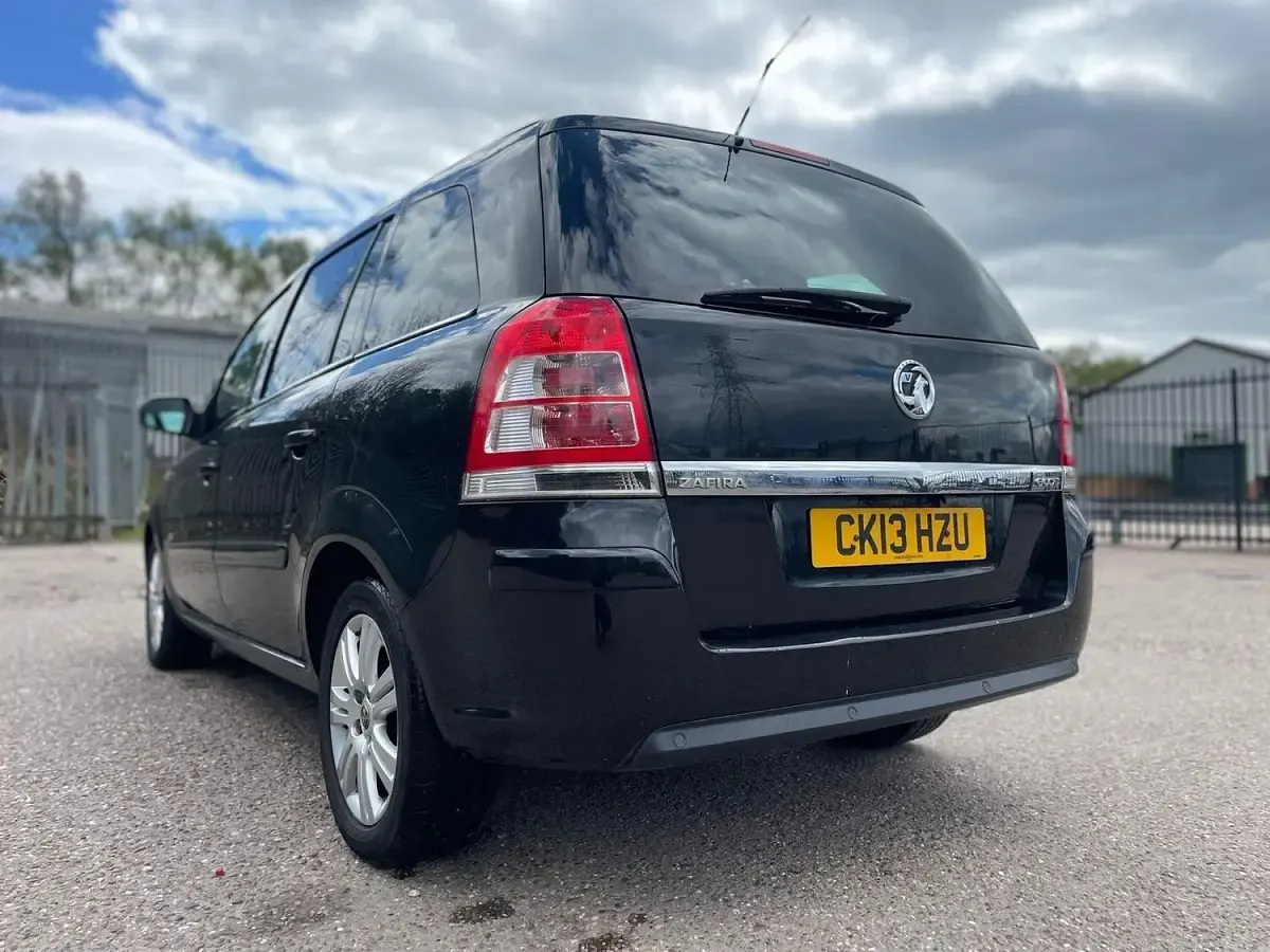 Begagnad Vauxhall Zafira Design Edition 110 HK (80 kW) 2013 Svart Minibuss