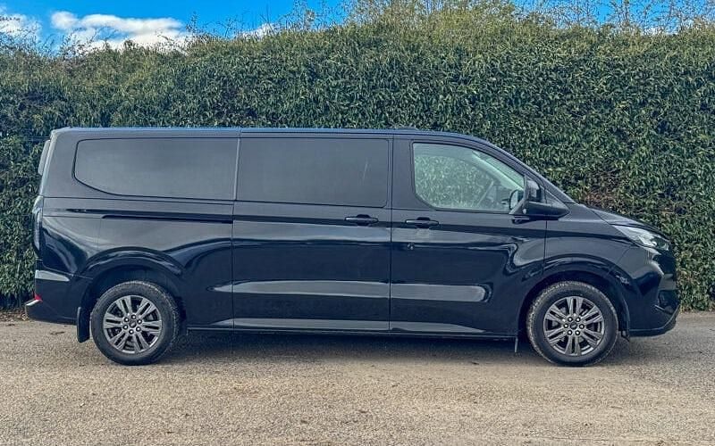 Used Ford Tourneo Titanium 136 HP (100 kW) 2025 MPV