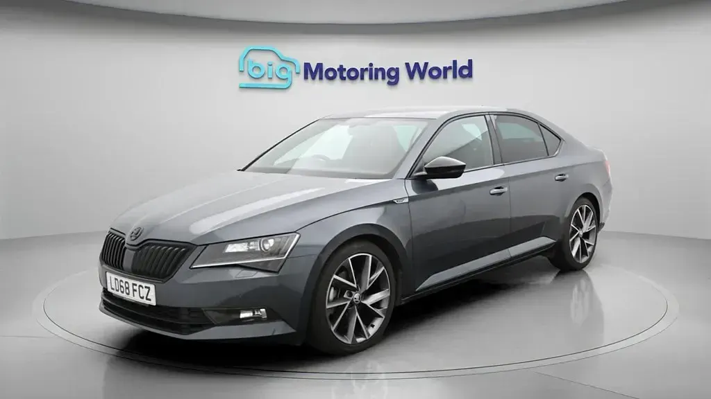 Gebraucht Skoda Superb SportLine 150 PS (110 kW) 2018 Grau Kleinwagen