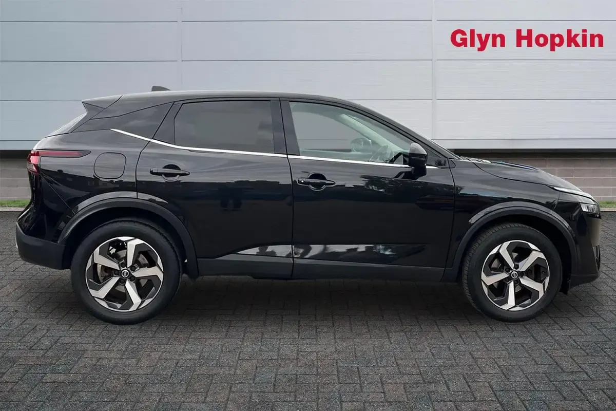 Used Nissan Qashqai N-Connecta 158 HP (116 kW) 2022 Black SUV