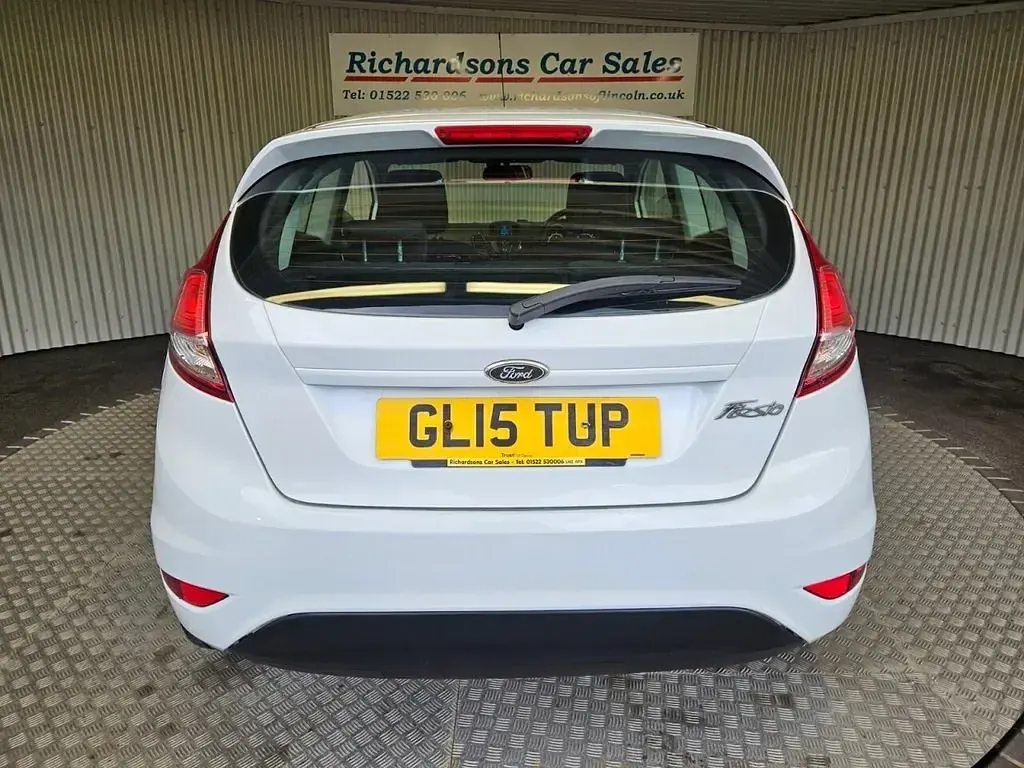 Usado Ford Fiesta Zetec 82 CV (60 kW) 2015 Blanco Utilitario