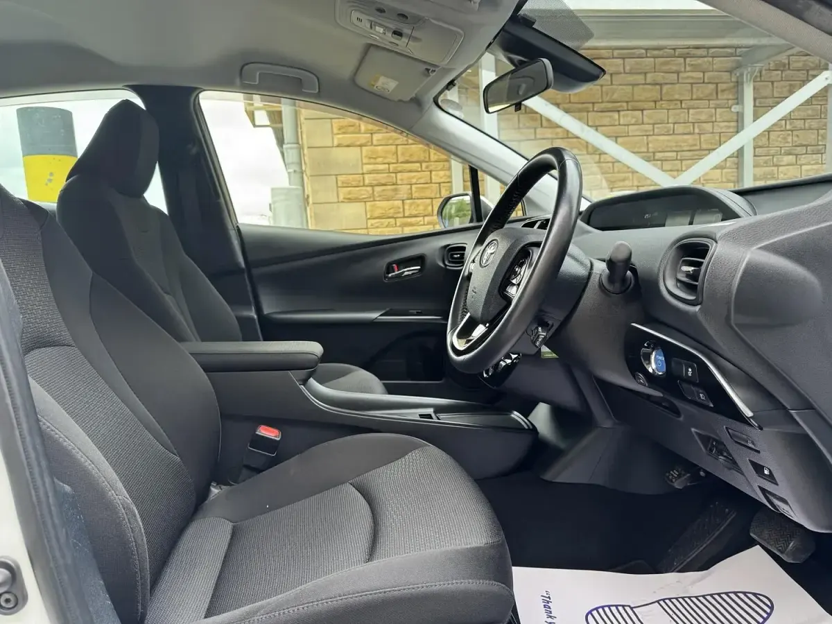Used Toyota Prius Active 122 HP (89 kW) 2021 White Hatchback