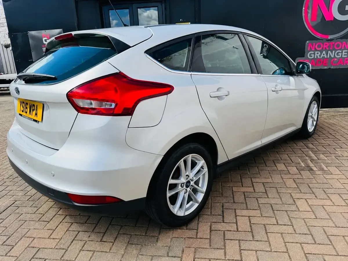 Used Ford Focus Zetec 120 HP (88 kW) 2016 Silver Hatchback