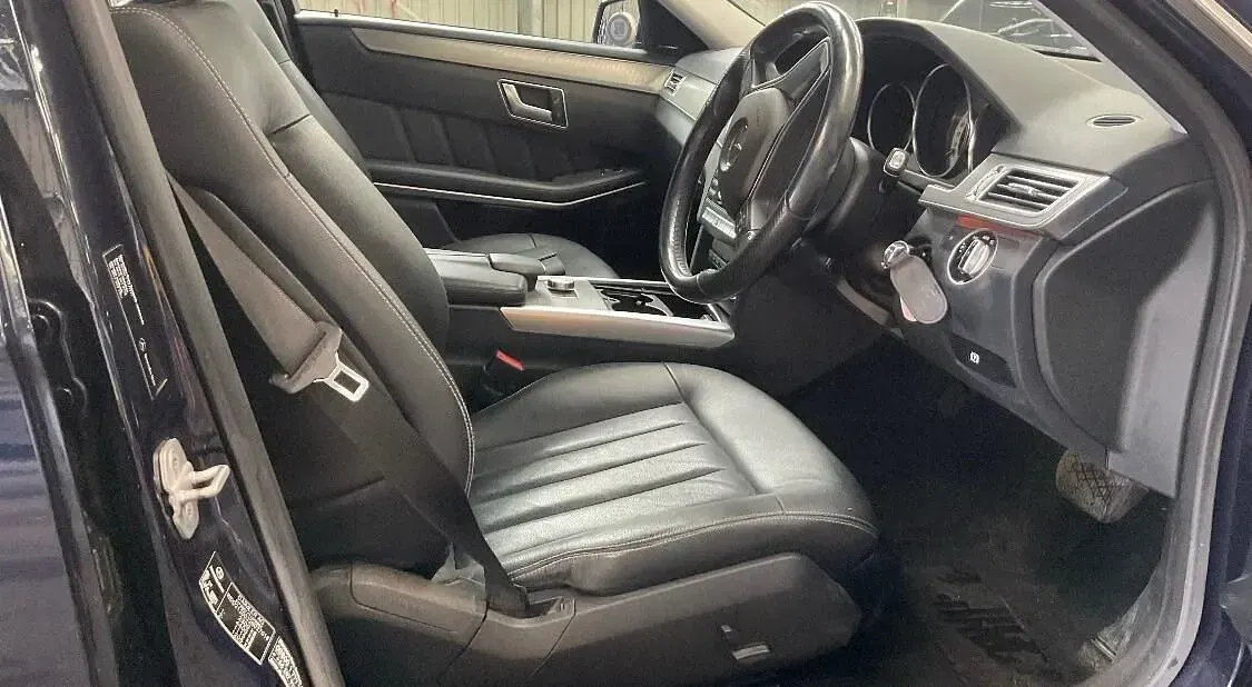 Used Mercedes E220 SE 2014 Blue Sedan