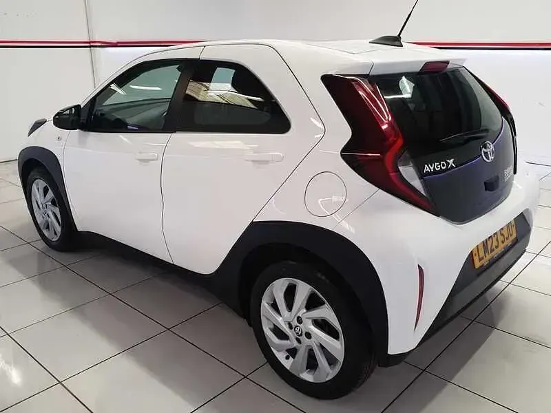 Used Toyota Aygo X PURE 72 HP (52 kW) 2023 White SUV
