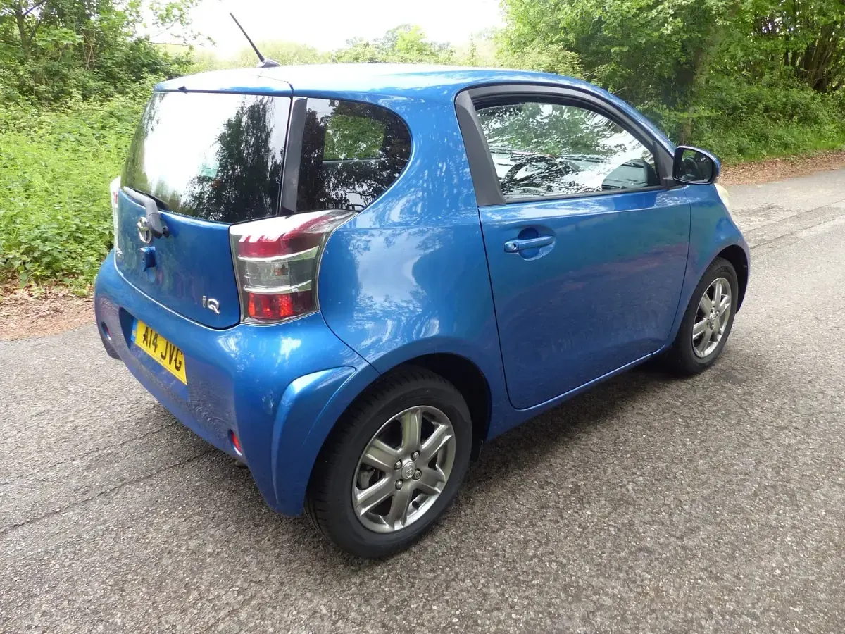 Used Toyota iQ 68 HP (50 kW) 2012 Blue Hatchback
