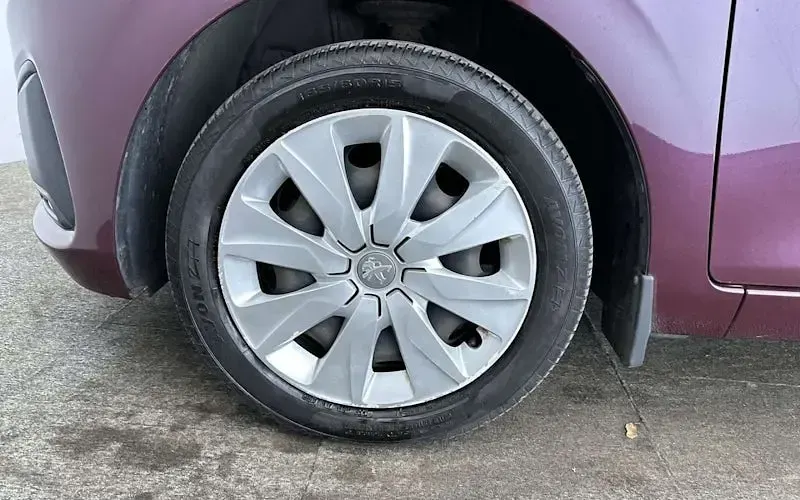 Used Peugeot 108 Active 68 HP (50 kW) 2014 Purple Hatchback