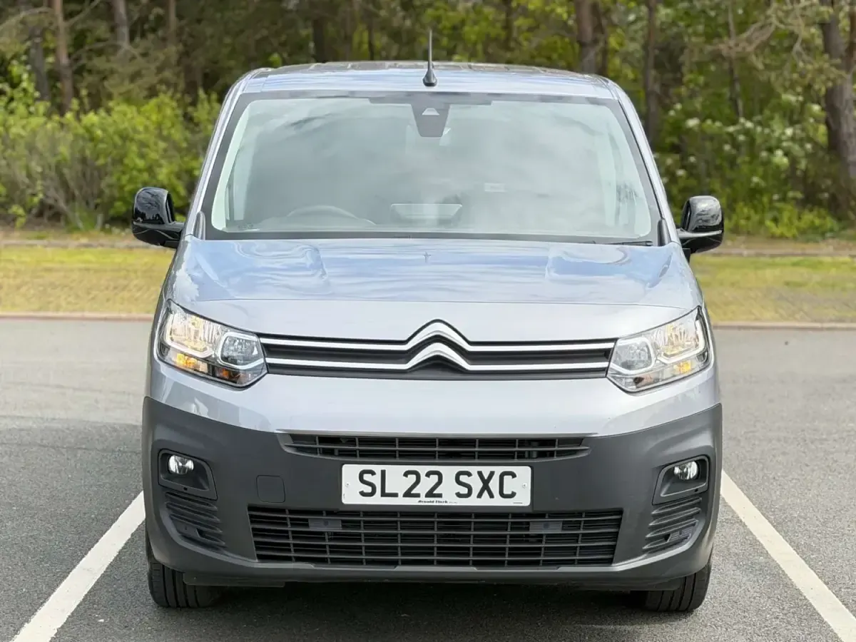 Usado Citroën Berlingo 100 CV (73 kW) 2022 Gris Monovolumen