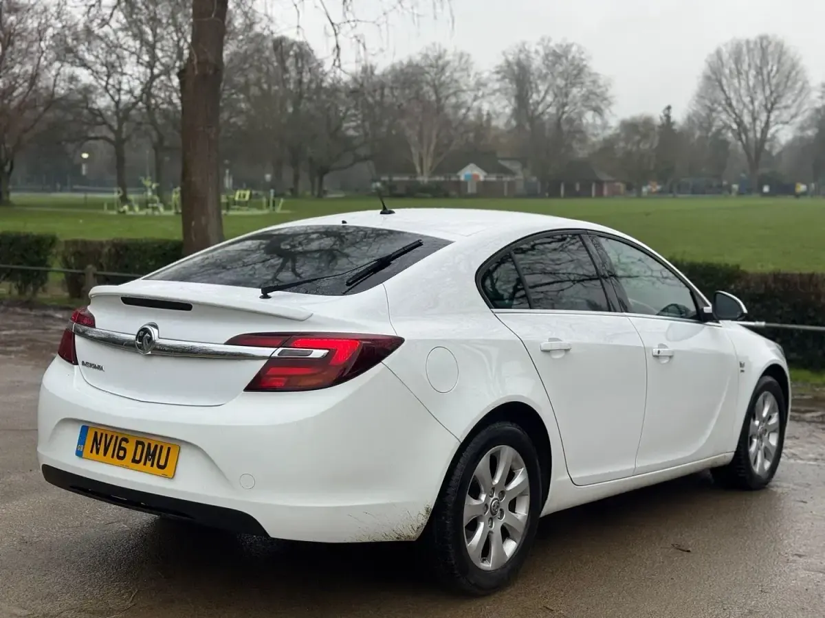 Second-hand Vauxhall Insignia SRi 140 CP (102 kW) 2016 Alb Hatchback