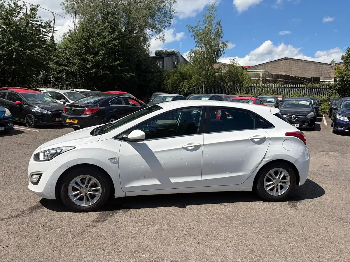 Used Hyundai i30 SE 110 HP (80 kW) 2015 White Hatchback