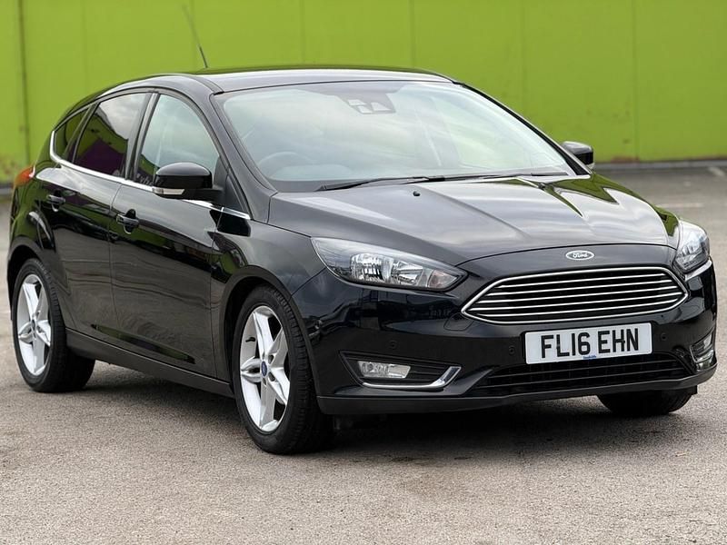 Begagnad Ford Focus Titanium 2016 Svart Halvkombi