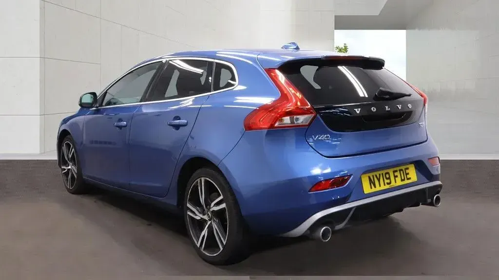 Used Volvo V40 R-Design 122 HP (89 kW) 2019 Blue Hatchback