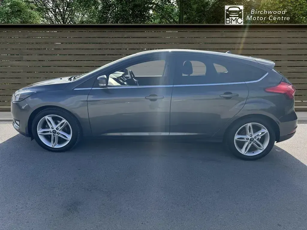 Used Ford Focus Titanium 125 HP (91 kW) 2017 Grey Hatchback
