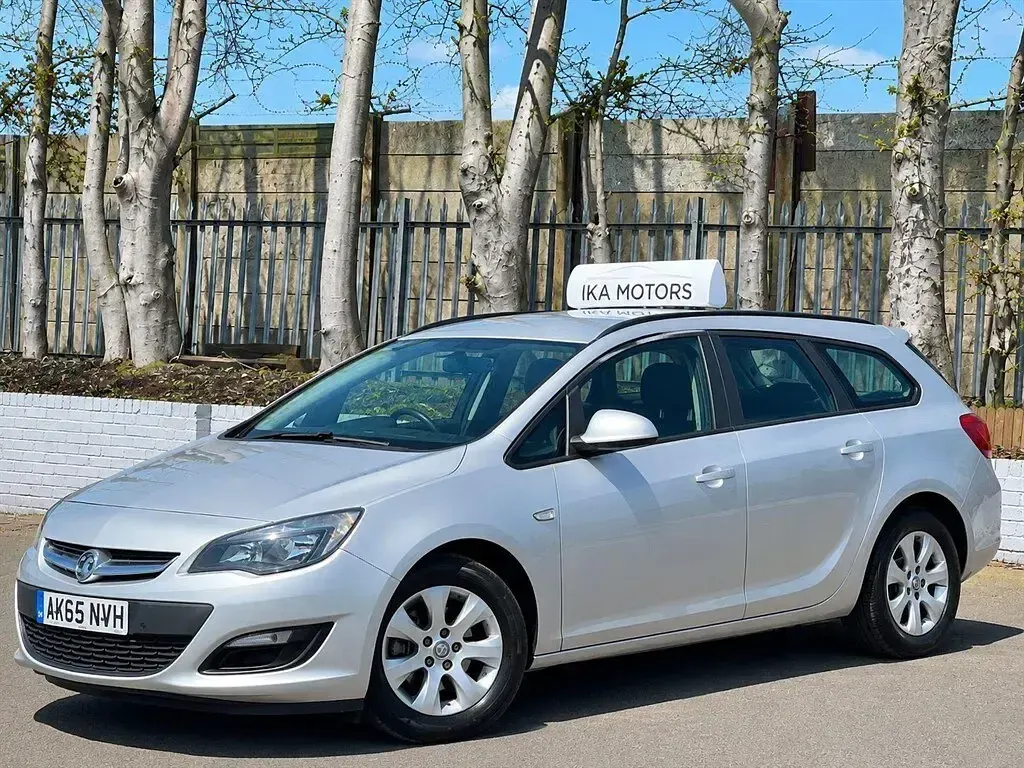 Used Vauxhall Astra Design Edition 136 HP (100 kW) 2015 Silver Estate