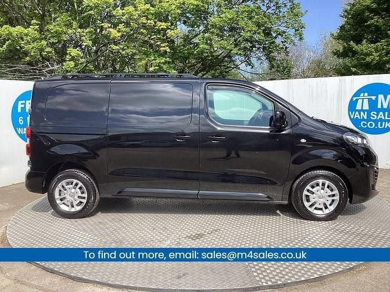 Second-hand Vauxhall Vivaro Sportive 145 CP (106 kW) 2021 Negru Monovolum