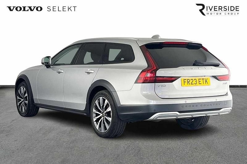 Used Volvo V90 Plus 235 HP (172 kW) 2023 Silver dawn Estate