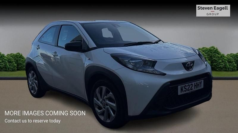 White Used 2022 Toyota Aygo X PURE SUV | £14,771 (Expensive) - Image 1/4