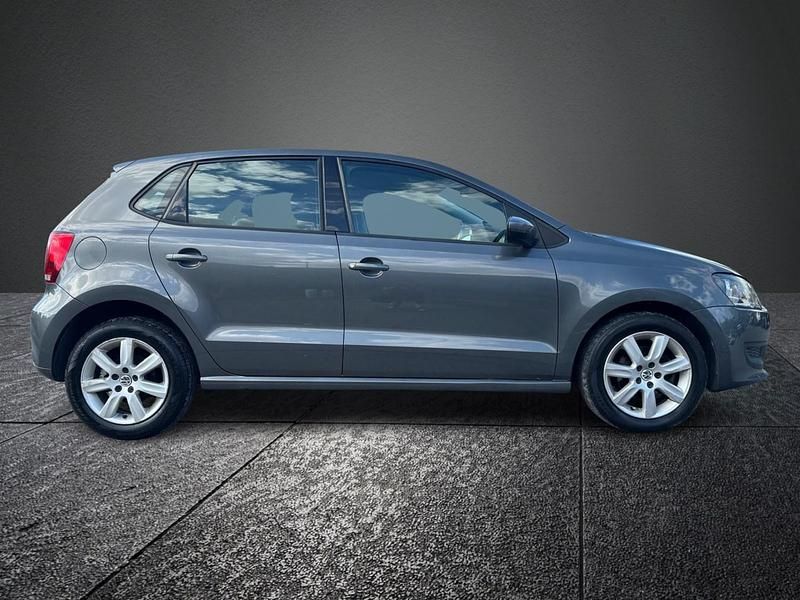 Usado VW Polo SE 85 HP (62 kW) 2010 Cinzento Citadino
