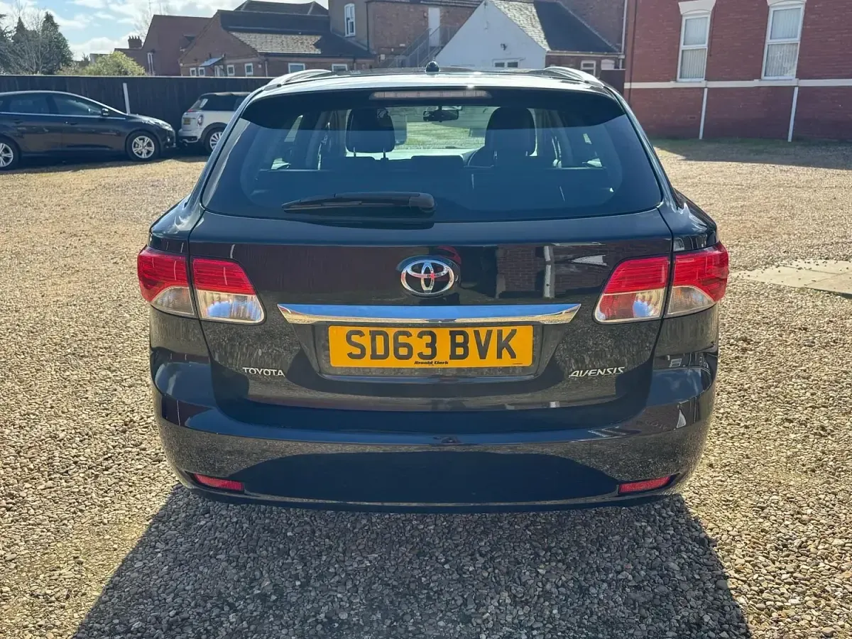 Used Toyota Avensis Active 126 HP (92 kW) 2013 Black Estate
