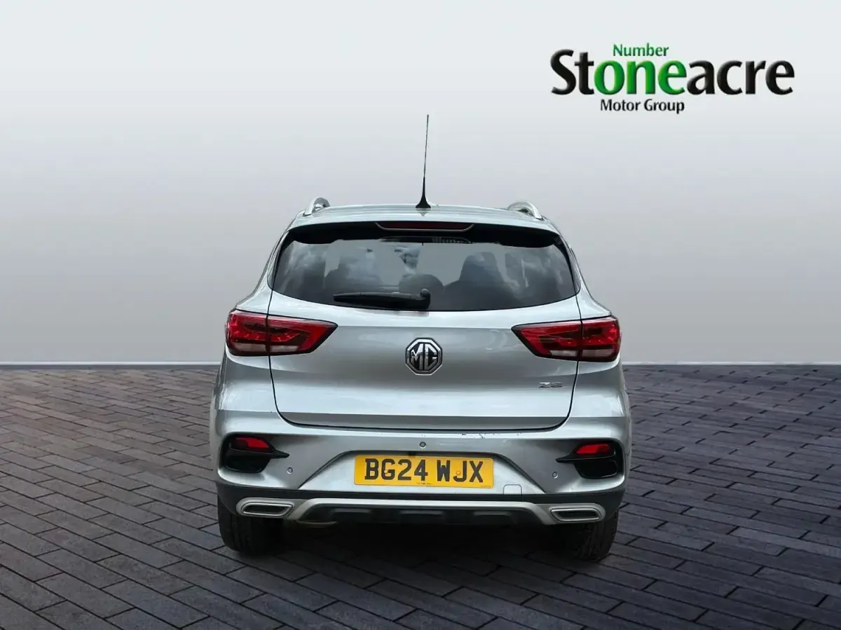 Usado MG ZS Exclusive 106 HP (77 kW) 2024 Prateado SUV