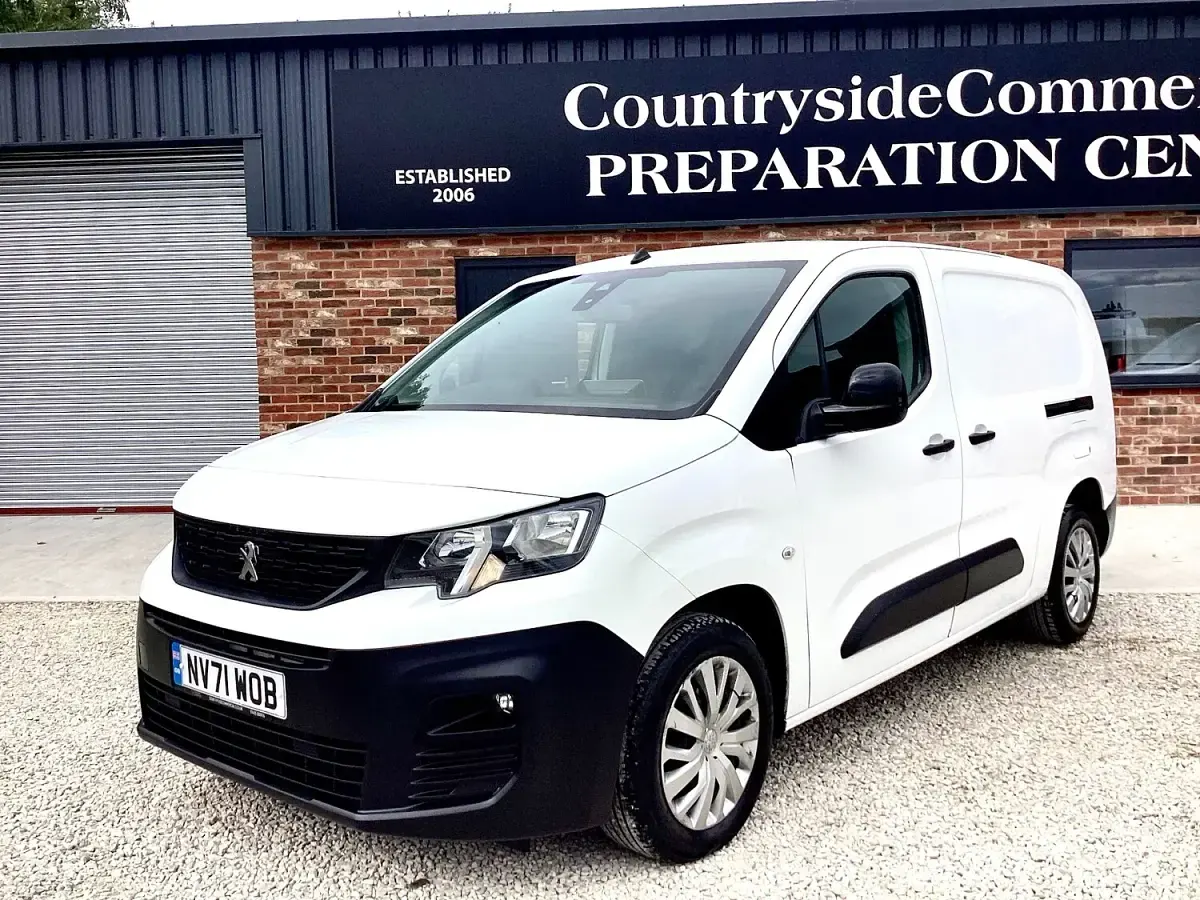 Used Peugeot Partner Premium 100 HP (73 kW) 2022 White MPV