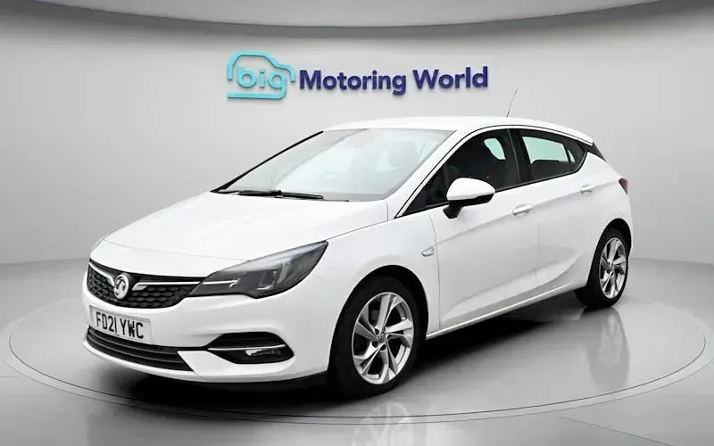 Used Vauxhall Astra SRi 145 HP (106 kW) 2021 White Hatchback