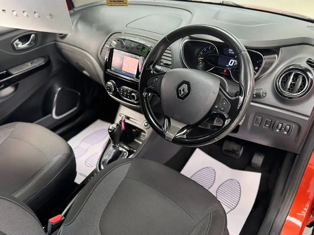 Used Renault Captur Dynamique 90 HP (66 kW) 2015 Orange SUV