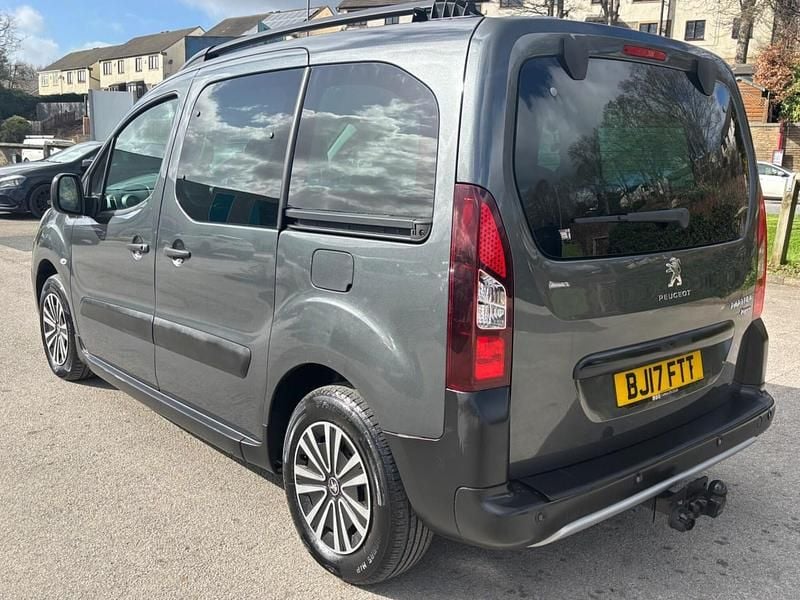 Used Peugeot TePee Outdoor 100 HP (73 kW) 2017 Grey MPV