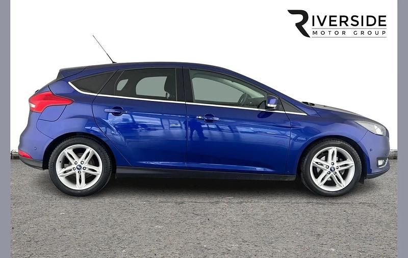 Used Ford Focus Titanium 120 HP (88 kW) 2017 Blue Hatchback