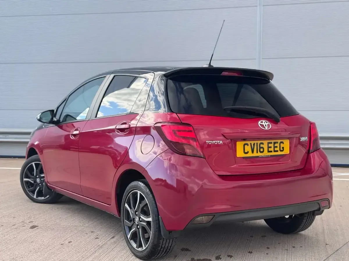 Begagnad Toyota Yaris Design 99 HK (72 kW) 2016 Röd Halvkombi