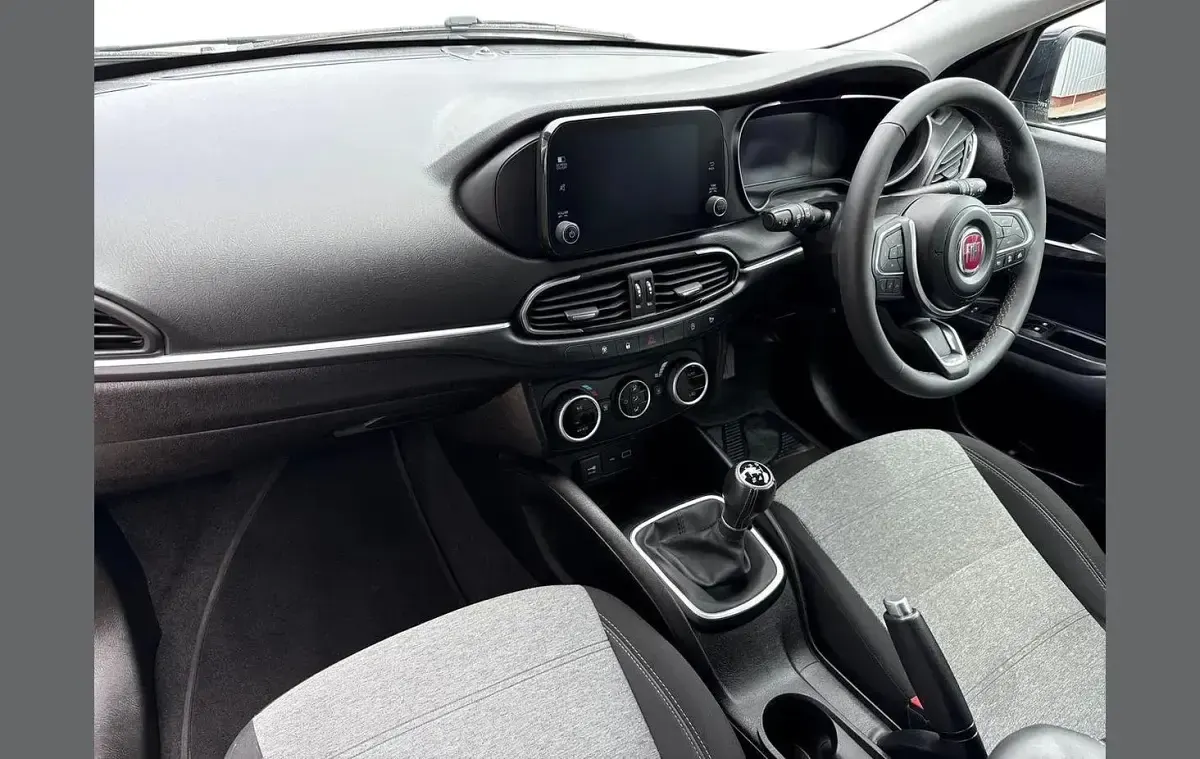 Used Fiat Tipo Cross 100 HP (73 kW) 2022 Silver Hatchback