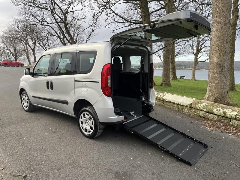 Used Fiat Doblò Easy 95 HP (69 kW) 2016 Silver MPV